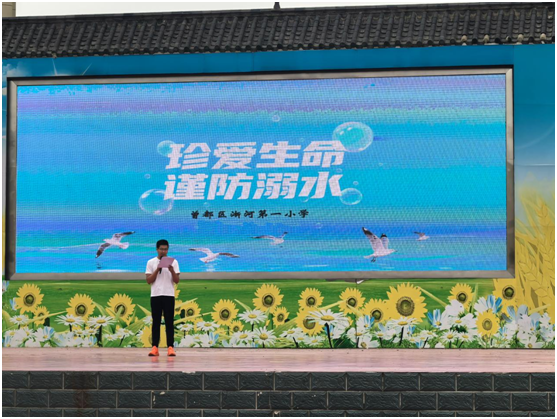 ����(y��u)���I�̭h(hu��n)�������ӵ�һС�W(xu��)��벢�e�_չ�ż�ǰ��ȫ����