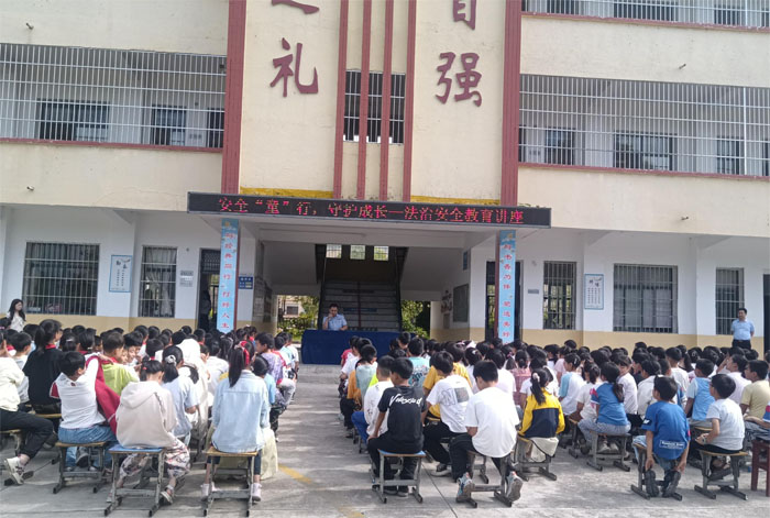 �����(zh��n)��һС�W(xu��)�_չ���ΰ�ȫ�����v��