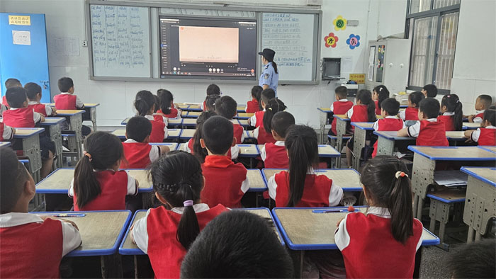 ����(y��u)���I�̭h(hu��n)�����ۿ��TС�W(xu��)�_չ��а�̾�ʾ�����������(d��ng)