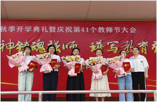 ��ɽ���W(xu��)У�e���_�W(xu��)��Y�ߵ�41��(g��)�̎���(ji��)�cף���(hu��)