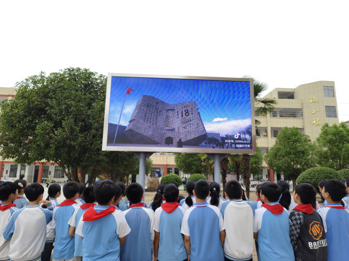 �S�h��ɽ���W(xu��)У�e�С���һ�ˡ���׃�o(j��)�������}�������(d��ng)