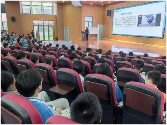 ����(y��u)���I�̭h(hu��n)������犳���(j��)�ЌW(xu��)�_չ�������o(h��)�� �ഺ���L�����}���v���(d��ng)