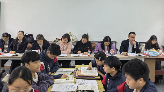 �S���f(xi��)���^(q��)�n��չ�u(p��ng)���(d��ng)�ڸ߳��(zh��n)���ČW(xu��)У�e��