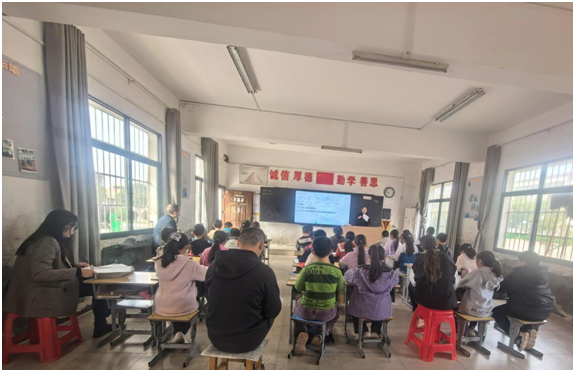 ����(y��u)���I�̭h(hu��n)�������ӵڶ�С�W(xu��)��(li��n)�wʮ��У�^(q��)�_չ���l(xi��ng)�����̎���(sh��)�W(xu��)ʾ���n�^Ħ���(d��ng)