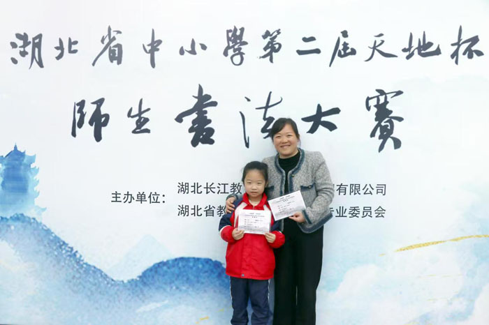 ����(y��u)���I�̭h(hu��n)�����ķ���С�W(xu��)��ĸŮͬ��չī�  �����Ļ��@����