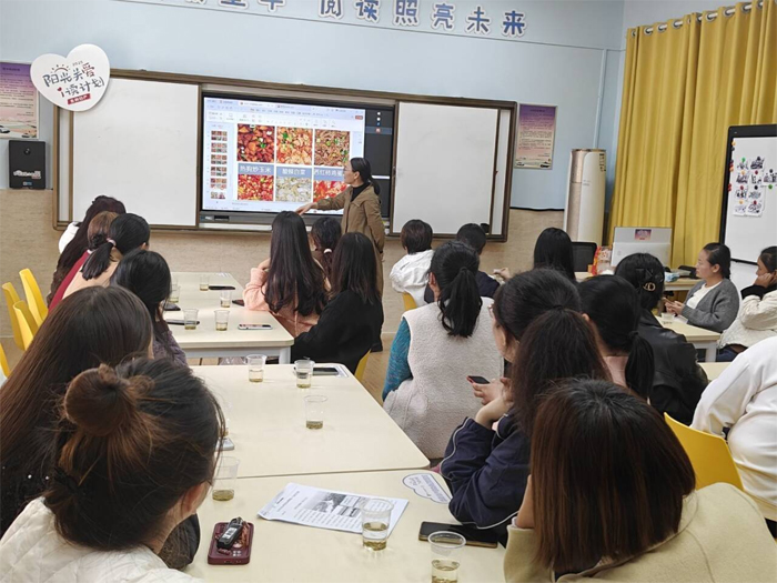 �����(zh��n)С�W(xu��)���_��ʳ�O(ji��n)�����L(zh��ng)ί�T��(hu��)��(hu��)�h