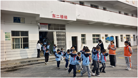 �����^(q��)���ۘ�С�W(xu��)�_չ������ȫ������ϵ�л��(d��ng)