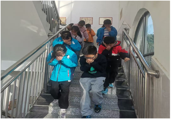 �����(zh��n)�ڶ�С�W�e��������ɢ�ݾ�