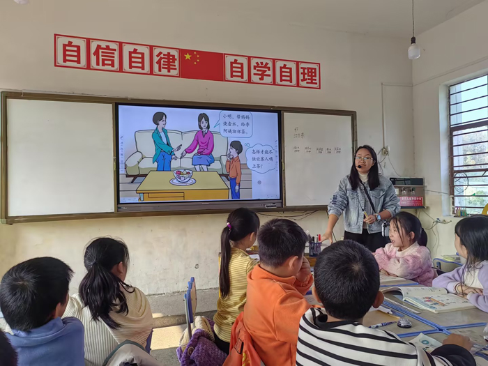 ����(zh��n)С�W���w���W���_�n�ͽ̻���ڄ���С�W�e��