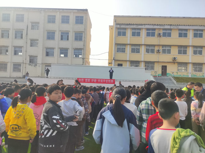 �f(w��n)�����r(n��ng)��(ch��ng)����С�W(xu��)�����M(j��n)У�@���F·��ȫ���N�ӡ������g