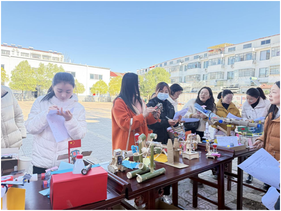 ��ɽ�(zh��n)С�W�׌ÿƼ���(ji��)��Ʒչ���cȼ��У�@