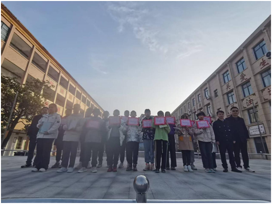 ����(y��u)���I�̭h(hu��n)�����q�S�W(xu��)У�e����ɫ�n���C���xʽ