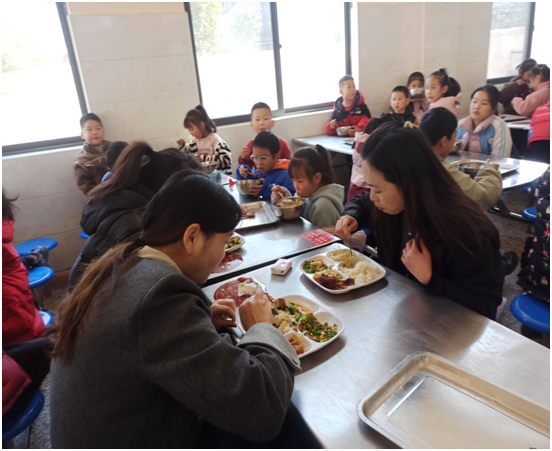 ��Уͬ���o(h��)ʳ��  ��ɽ���W(xu��)У���L(zh��ng)���ů����