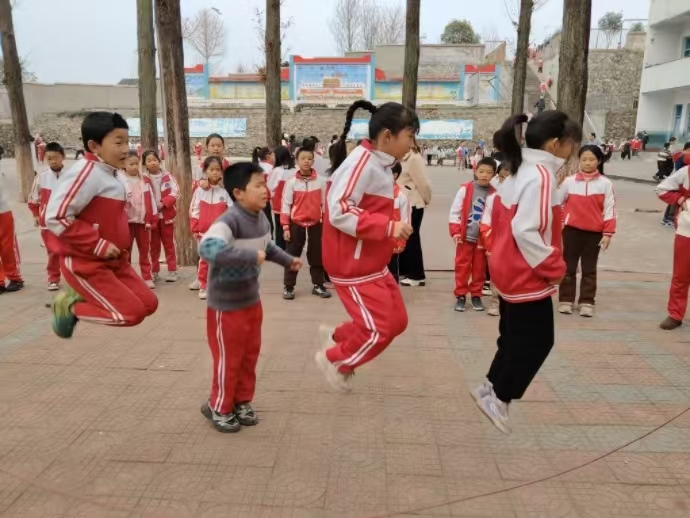 ����(zh��n)С�W(xu��)��42�ö����\(y��n)��(d��ng)��(hu��)�A�M�e�k