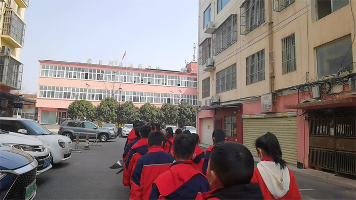 ����(y��u)���I�̭h(hu��n)�����ۿ��TС�W(xu��)��������(sh��)�`�M(j��n)У�@ ־Ը����(w��)ů����