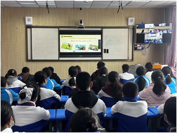 ����(y��u)���I�̭h(hu��n)�������ӵ�һС�W(xu��)��У�^(q��)Ӣ�Z�����n�ý��л�ӈA�M�e��