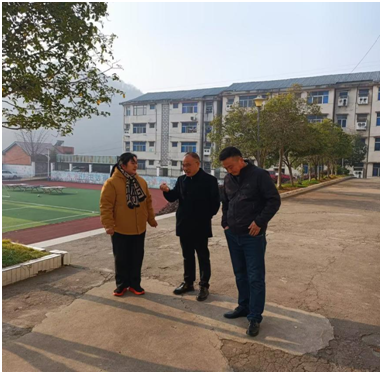 �����(zh��n)���ČW(xu��)У���������һ��  �x�ܳ��L(zh��ng)֮·