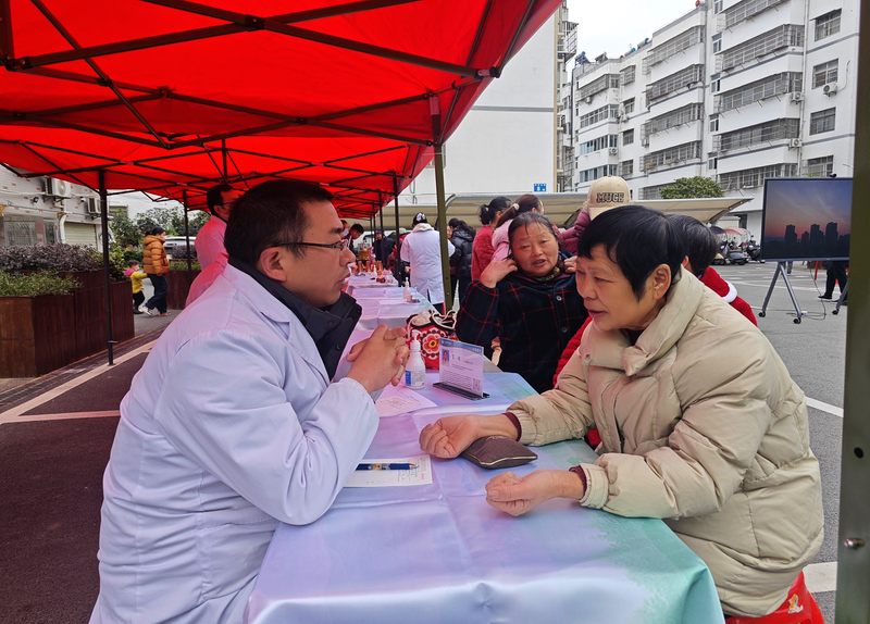 �������`�����M��^(q��)