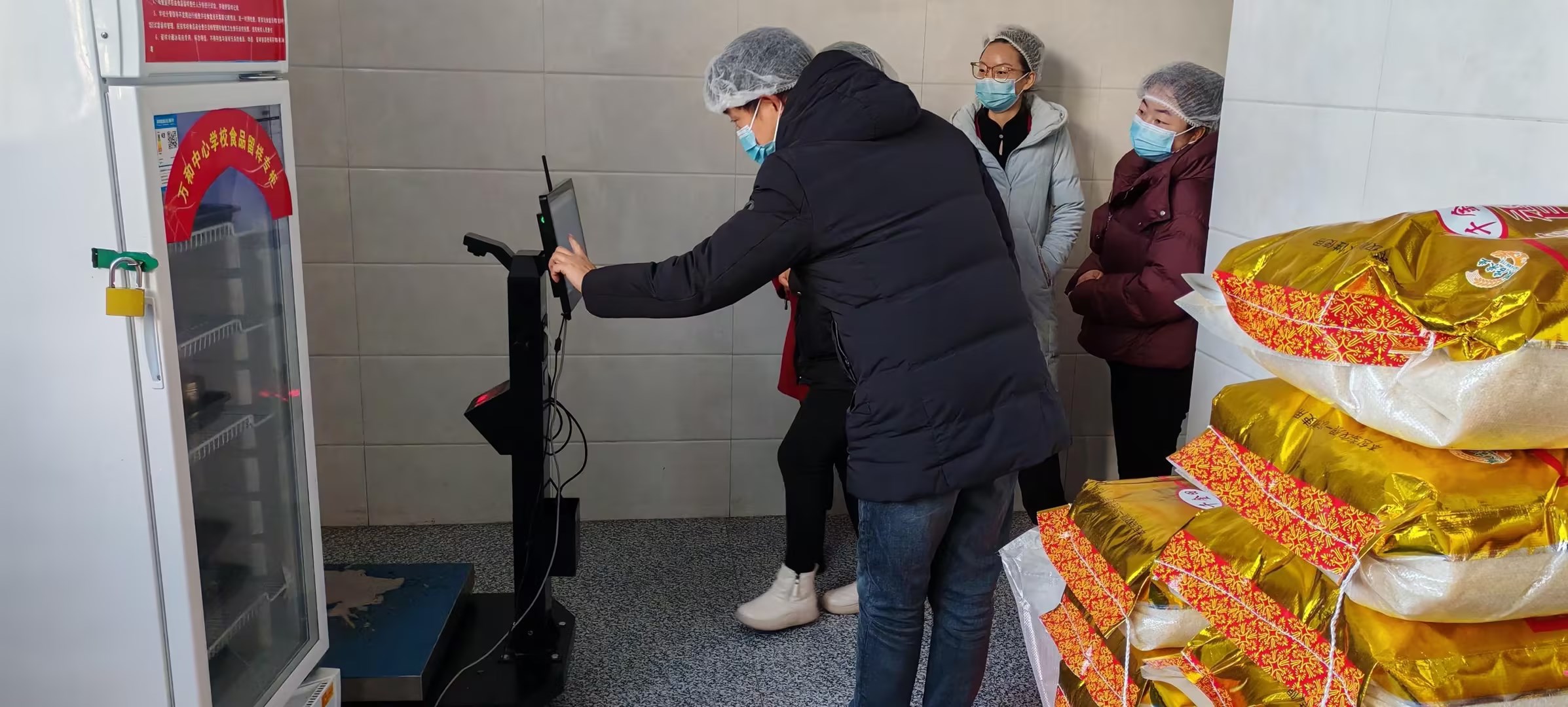 ��(sh��)���x�ܡ���ʳ�С� ��У�����������͡������S�h�f���(zh��n)���ČW(xu��)У�_���������L�w�(y��n)����(sh��)��ʳ�á�