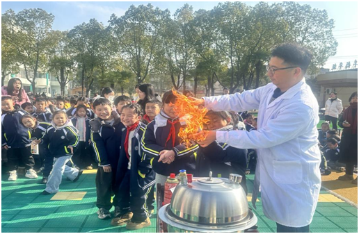 �����^(q��)���S�WУ���꼉���Ƽ�չ���ʾ`��