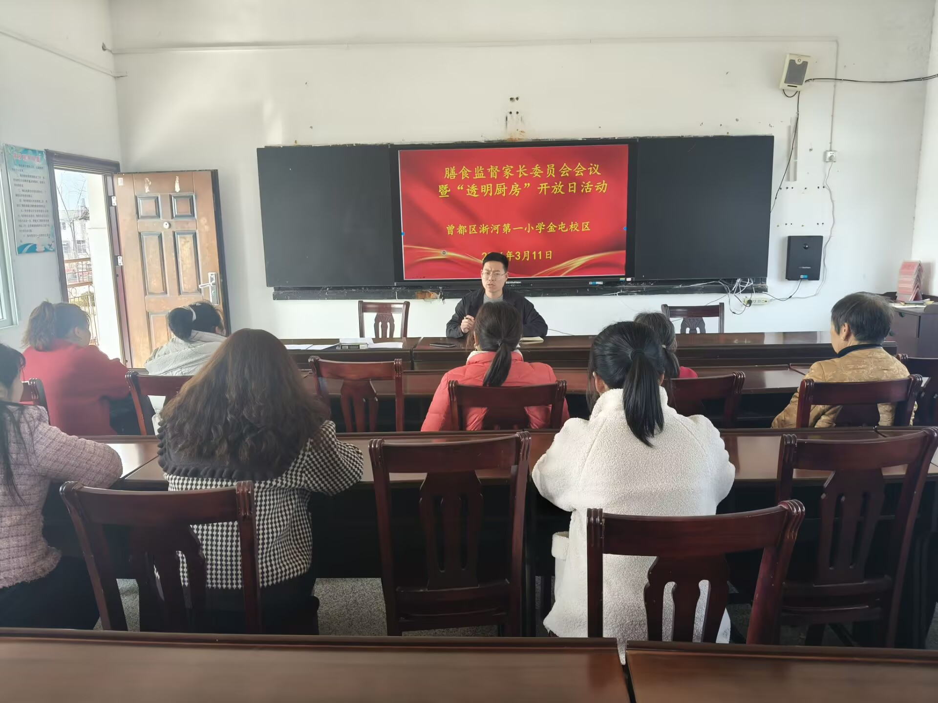 ����(y��u)���I�̭h(hu��n)���������^(q��)���ӵ�һС�W(xu��)����У�^(q��)�_չ��ʳ�O(ji��n)�����Lί�T�����h