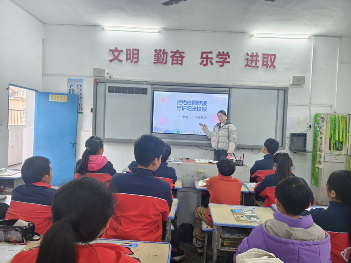 ����(y��u)���I�̭h(hu��n)�����ۿ��TС�W(xu��)�_չ�A(y��)��У�@�������}�������